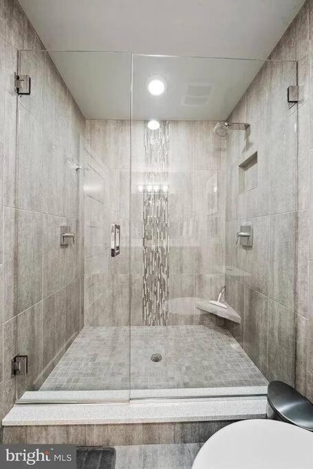 Luxury Modern Waterfront Retreat Villa Montross ภายนอก รูปภาพ